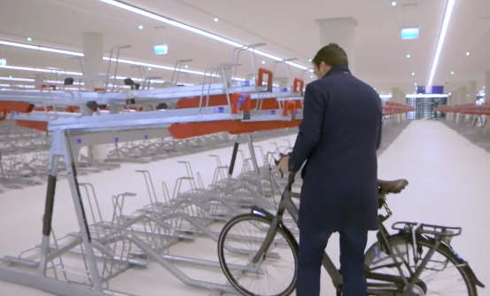 Een van de grootste fietsenstallingen ter wereld vandaag geopend bij Den Haag CS