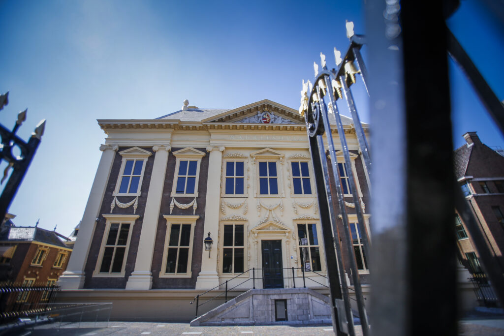 Den Haag staat stil bij het slavernijverleden met kranslegging en andere activiteiten in het Museumkwartier