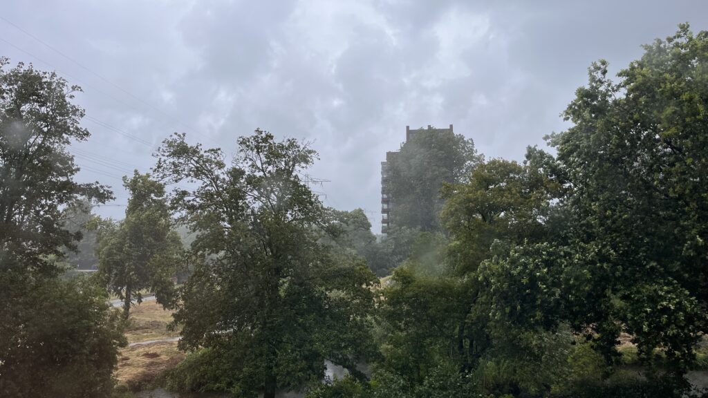 Storm Poly raast door Den Haag