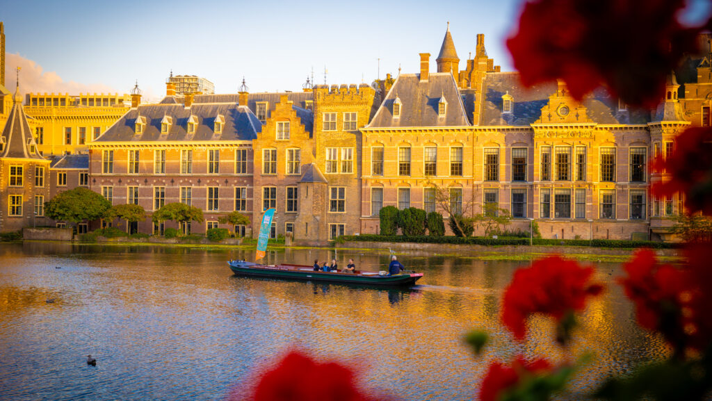 De vlaggen zijn gehesen – de viering van Den Haag als koninklijke stad is in volle vaart