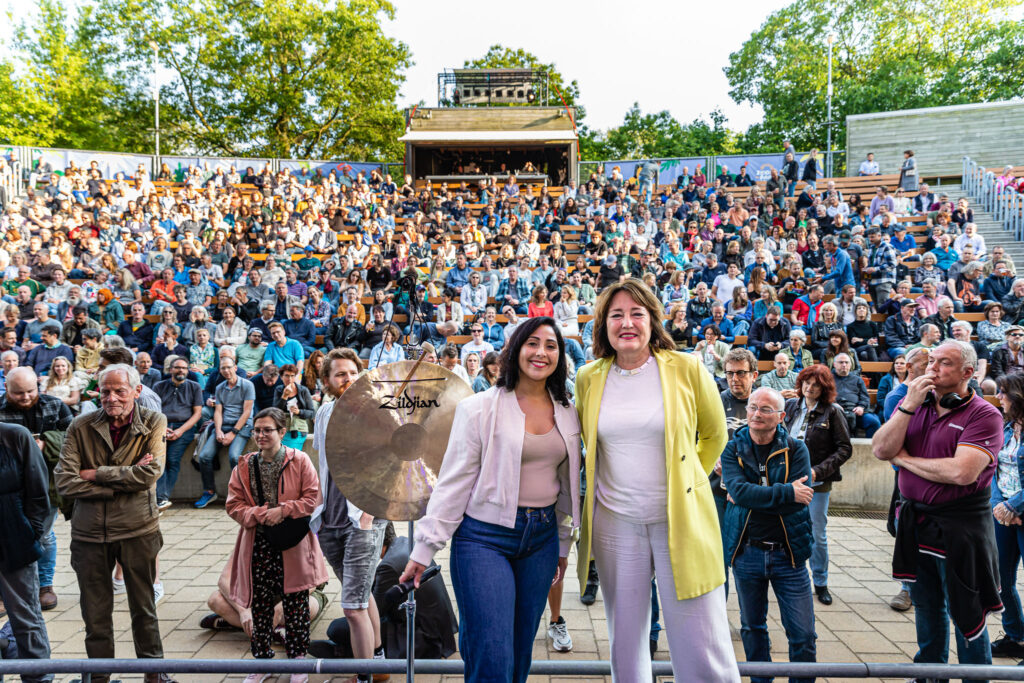 Zomerseizoen Zuiderparktheater gestart door wethouder Bruines (Cultuur) & The Waterboys