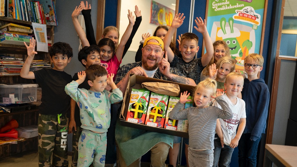 Kinderchef Nick Toet luidt samen met kinderen en gele bietfriet de Gezonde Smikkelweken ’24 in