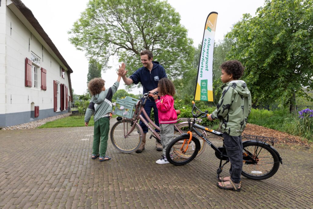 Succesvolle inzamelactie: Ruim 700 kinderfietsen opgehaald in Den Haag