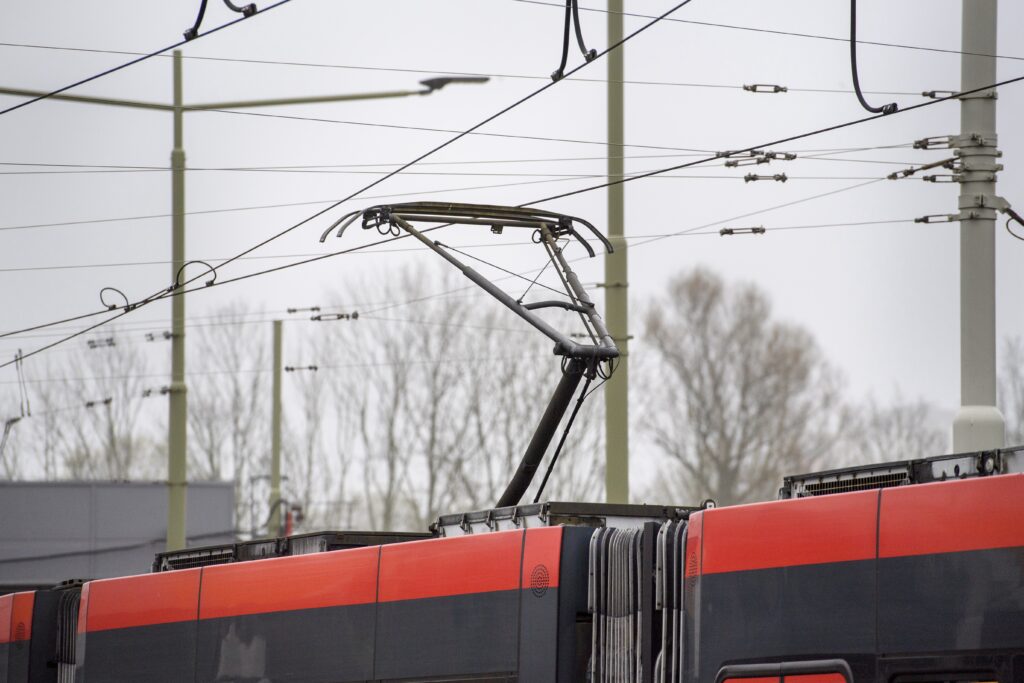 Bovenleiding HTM levert stroom aan Haagse laadpalen