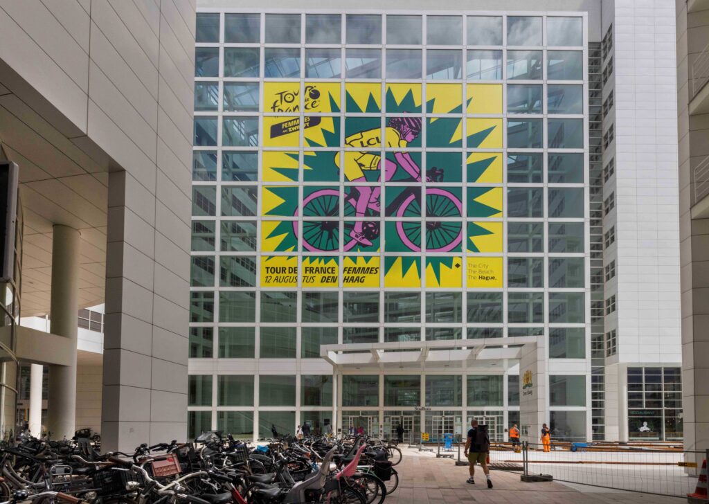 Tour de France Femmes schittert met kunstwerk op voorgevel stadhuis