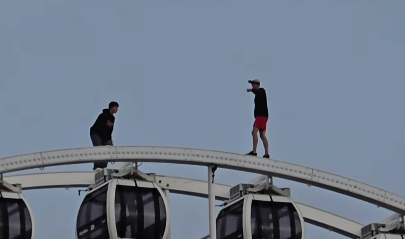 Waaghalzen Beklimmen Reuzenrad op de Pier