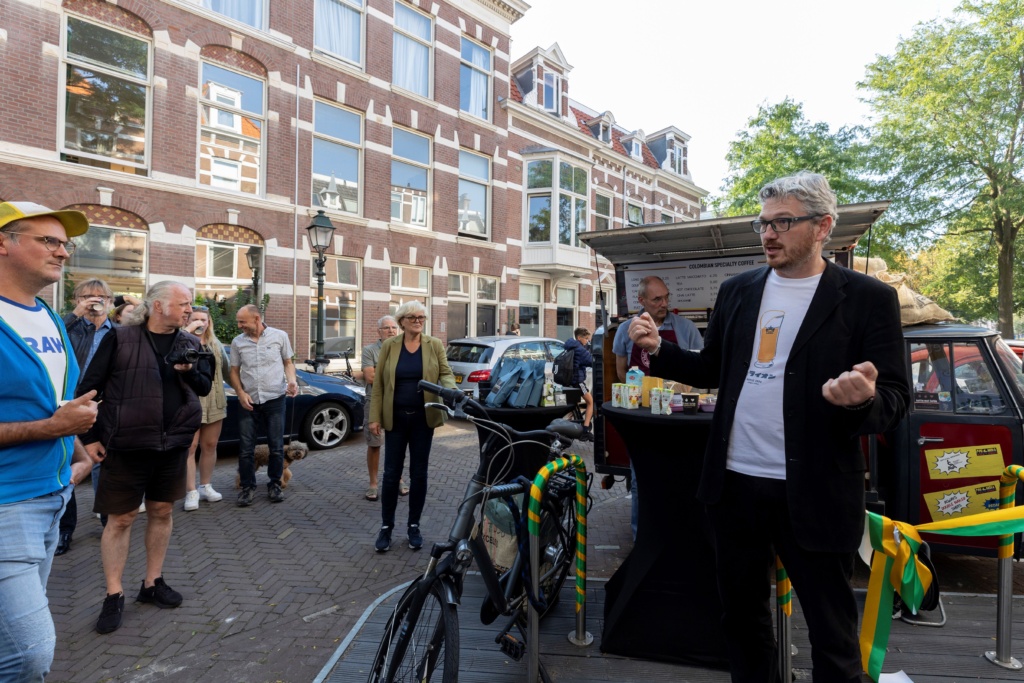 Bewoners vieren plaatsing 75e fietsvlonder: Meer ruimte voor fiets en buurt