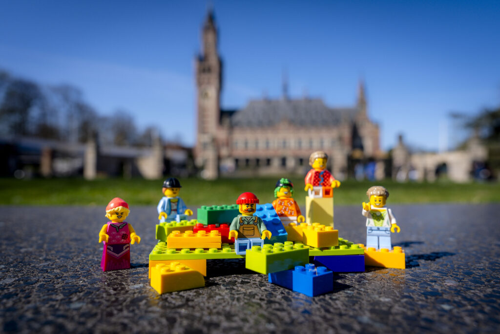 Gemeente: maak een LEGO-bouwwerk dat geïnspireerd is op vrede en recht