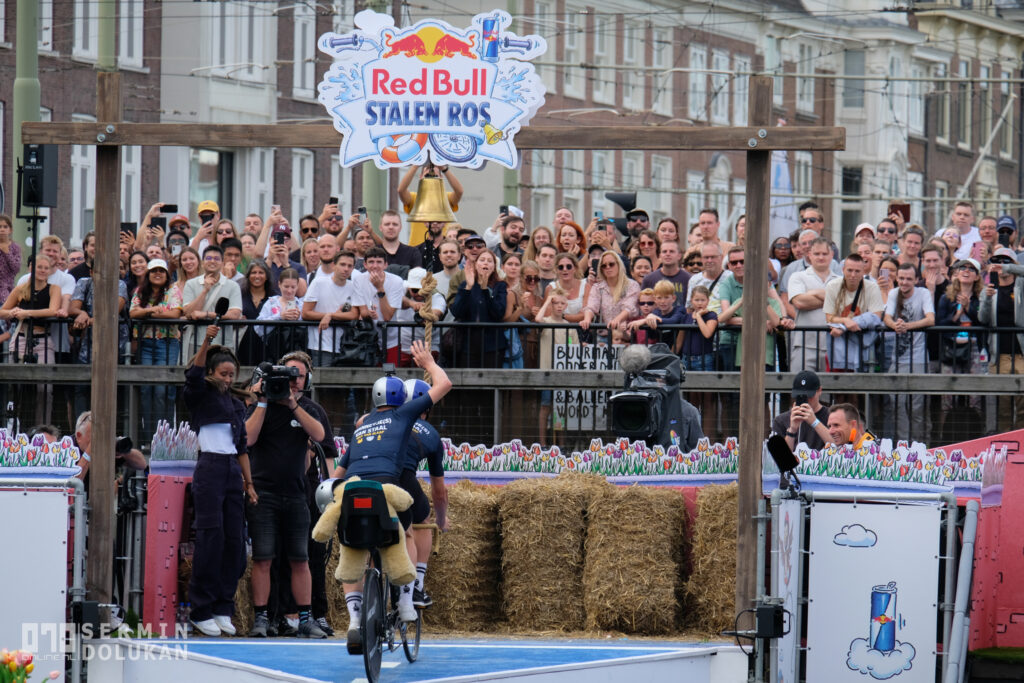 Den Haag loopt uit voor unieke fietsen en natte pakken tijdens Red Bull Stalen Ros Den Haag loopt uit voor unieke fietsen en natte pakken tijdens Red Bull Stalen Ros