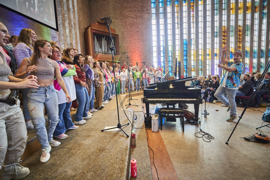 Zingen aan Zee 2026 verbindt mensen met muziek en samenzang Zingen aan Zee 2026 verbindt mensen met muziek en samenzang