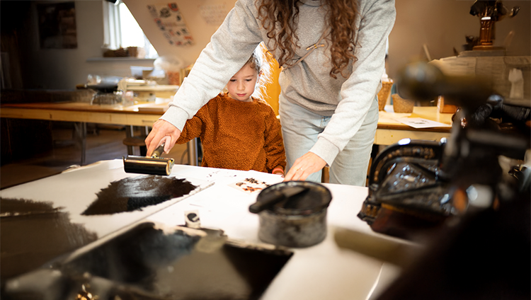 Kerstworkshops magische tasjes bedrukken in Huis van het Boek