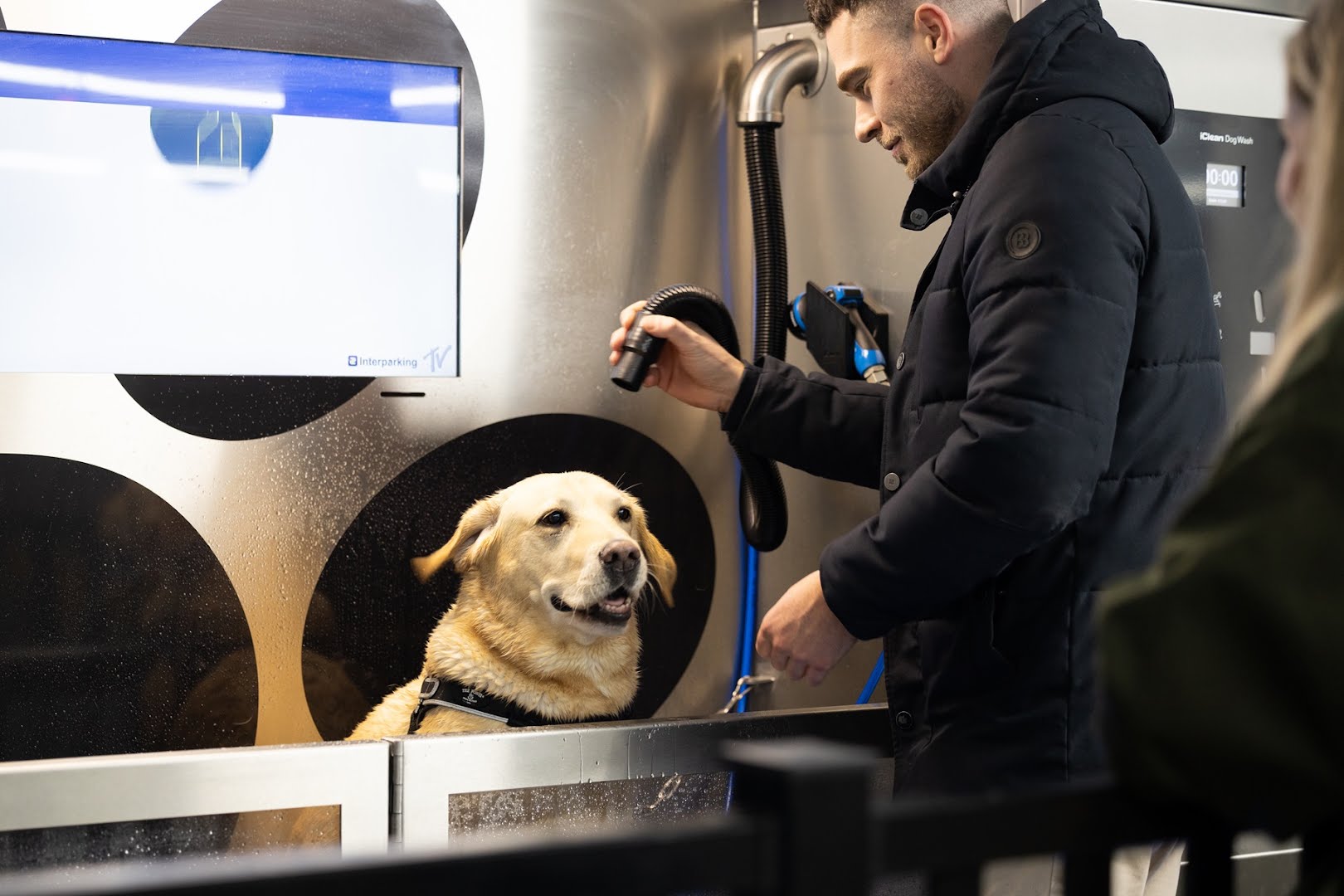 Eerste hondenwasstraat in parkeergarage geopend in Scheveningen