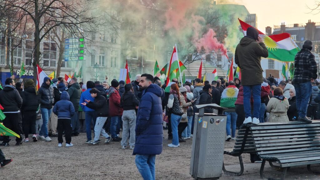 Koerdische gemeenschap protesteert in Den Haag tegen blokkade Kobane Koerdische gemeenschap protesteert in Den Haag tegen blokkade Kobane