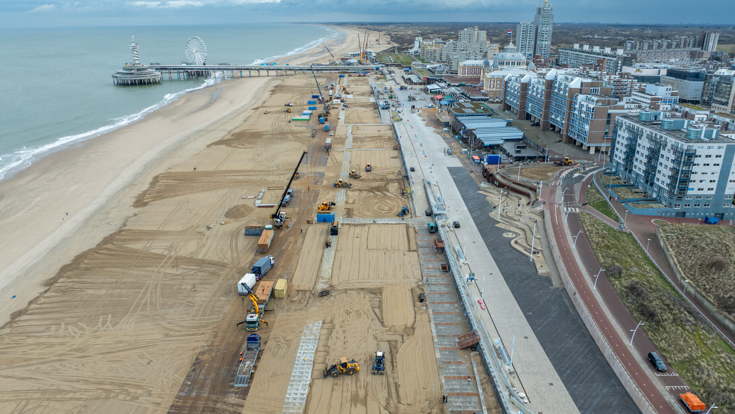 Strandpaviljoens bouwen op, nieuwe boulevard bijna klaar