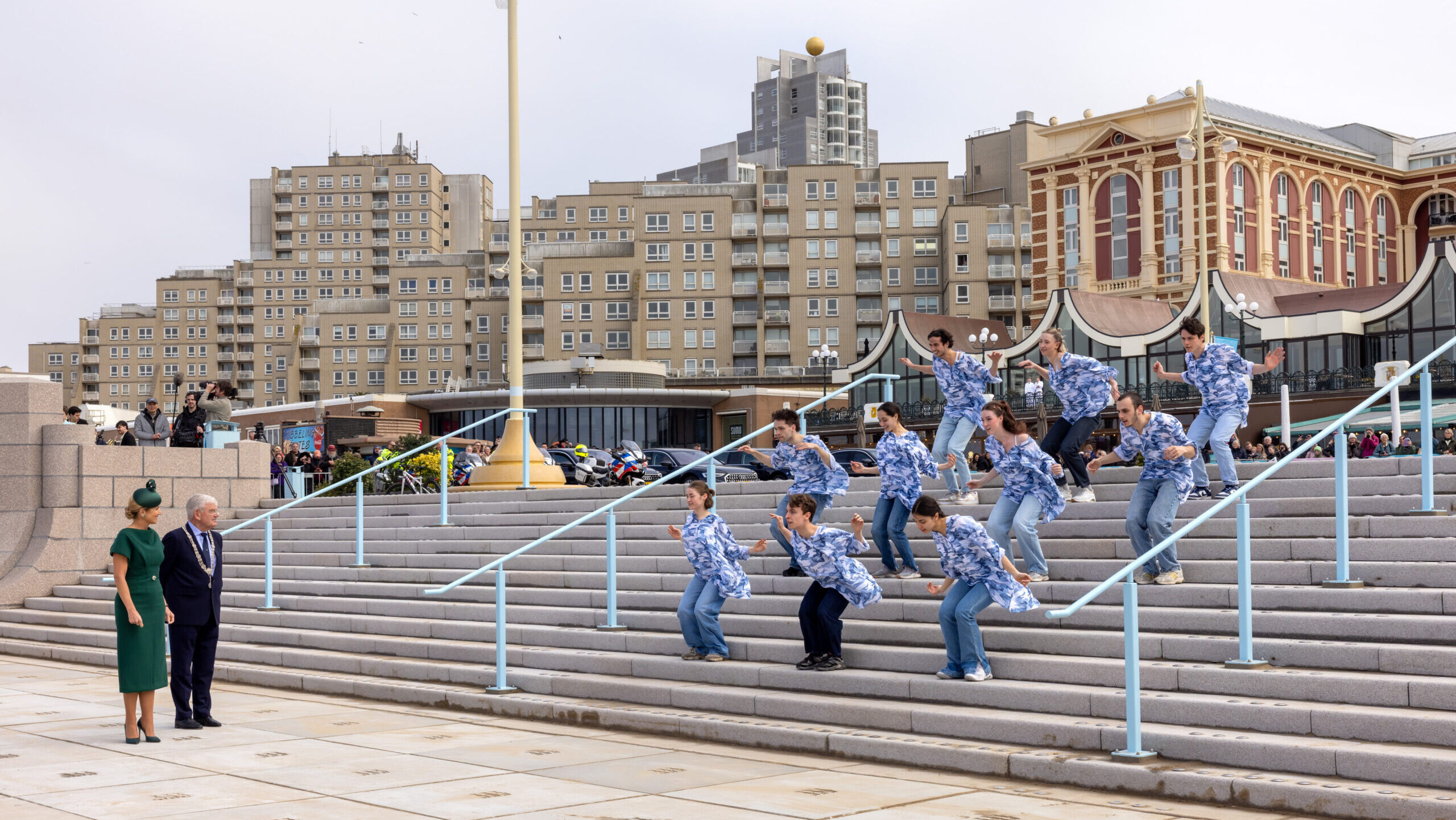 Koningin Máxima heropent vernieuwde boulevard Scheveningen