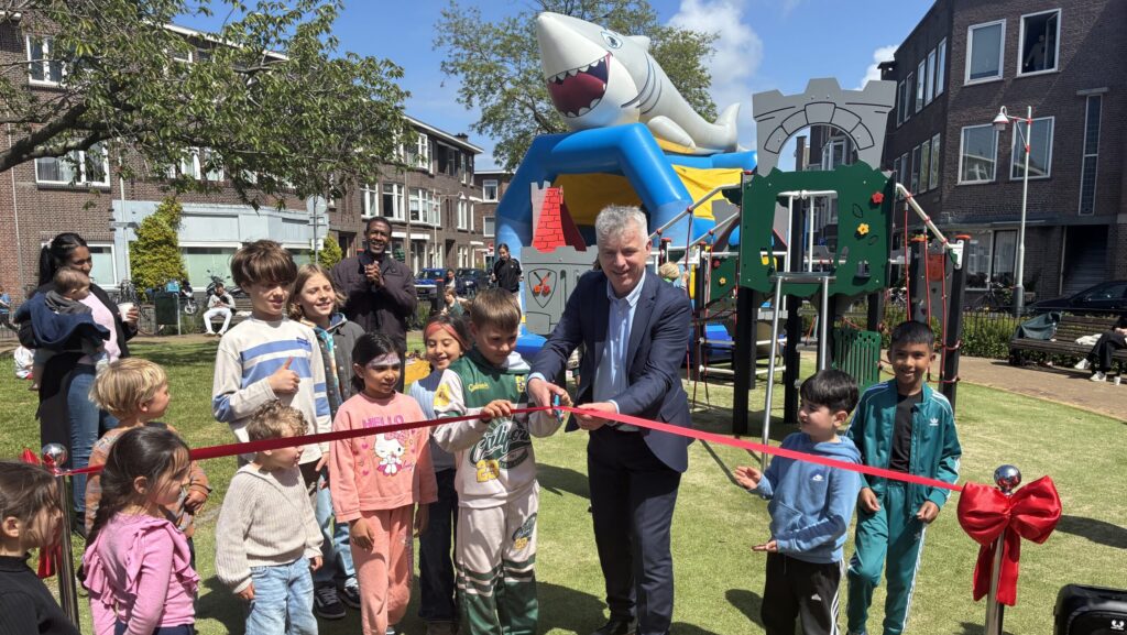 Vernieuwde speeltuin op Blaricumseplein geopend 