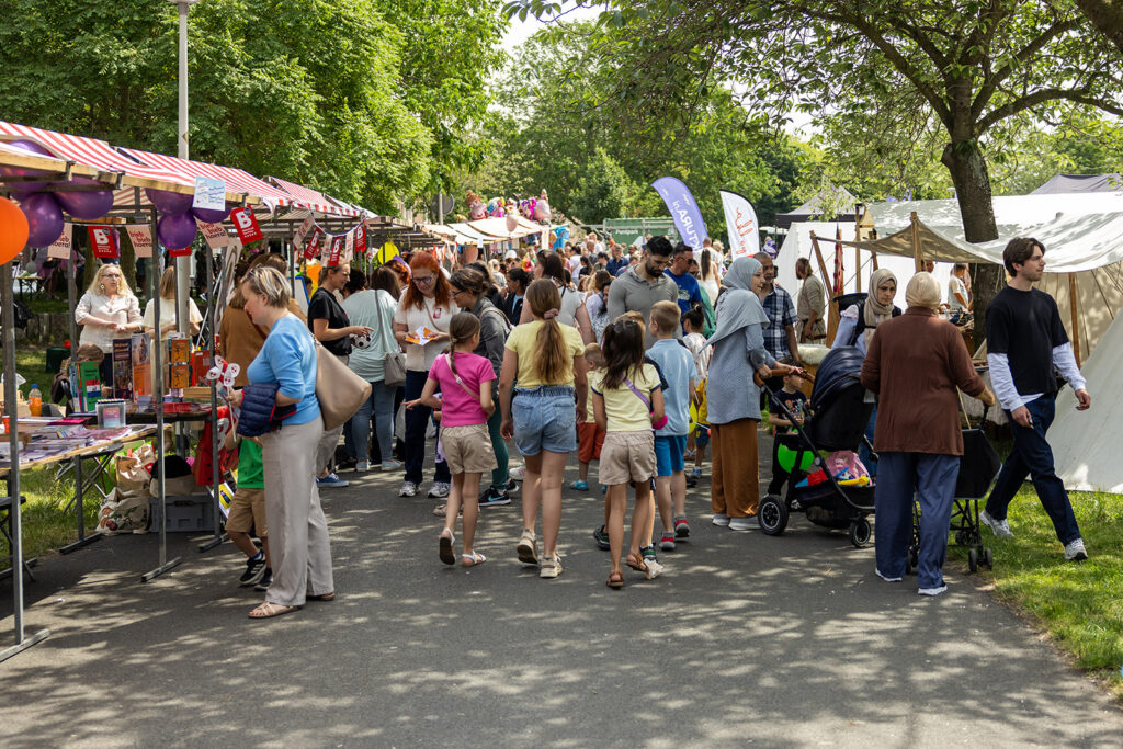 Pools familiefestival in Laak brengt zo’n 2000 kinderen, ouders en buurtbewoners samen