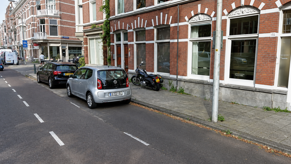 D66 steunt bewoners in actie tegen smallere stoepen Regentesselaan