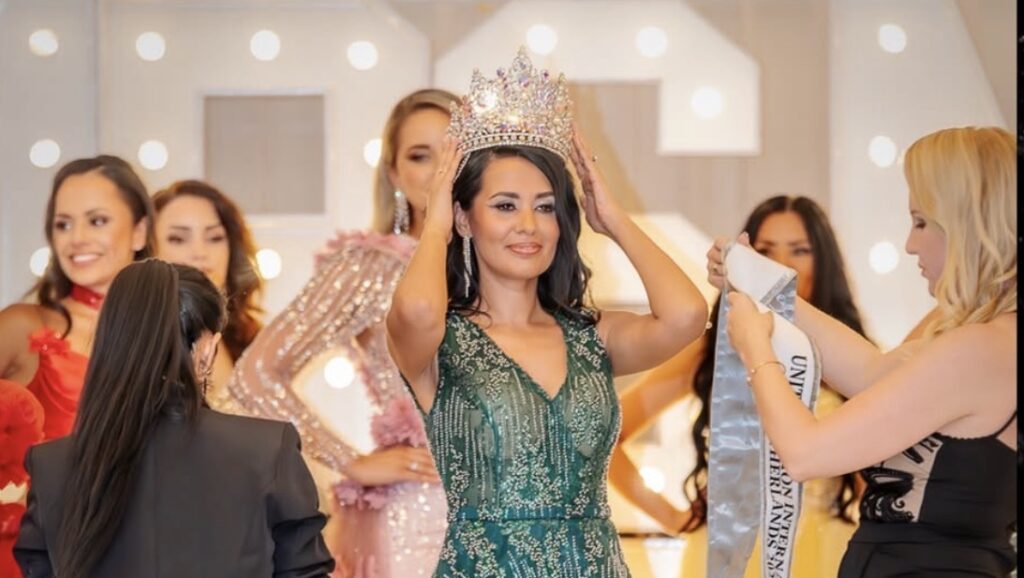 Haagse Shannon in ’t Hout wint titel bij ‘Mrs Netherlands Universe’ verkiezing