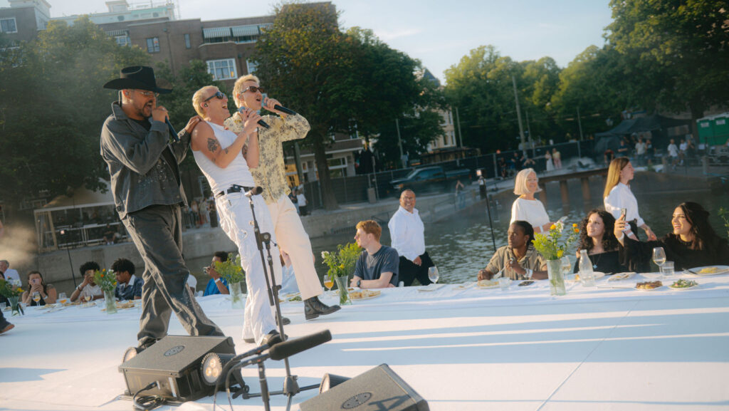 Goldband brengt kunstwerk Draagvlak naar de Hofvijver Goldband brengt kunstwerk Draagvlak naar de Hofvijver