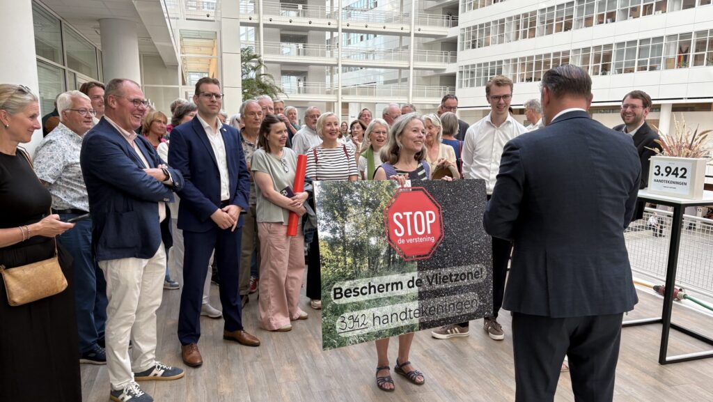 Bijna 4.000 handtekeningen tegen bebouwing van Haagse Vlietzone