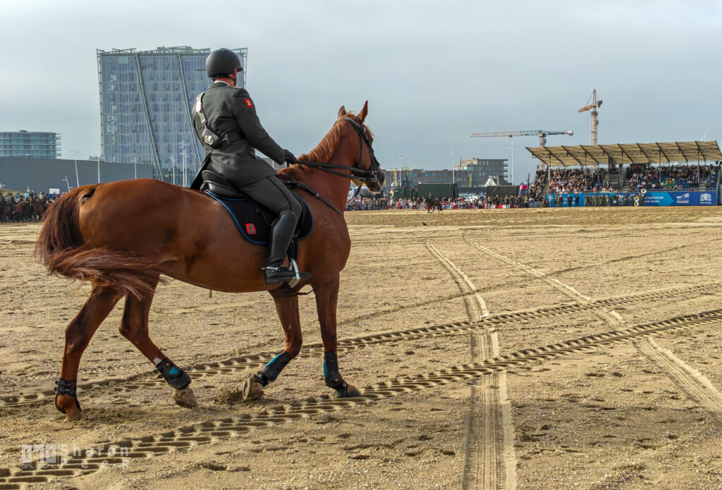 Cavalerie ere escorte oefent op het strand van Scheveningen.