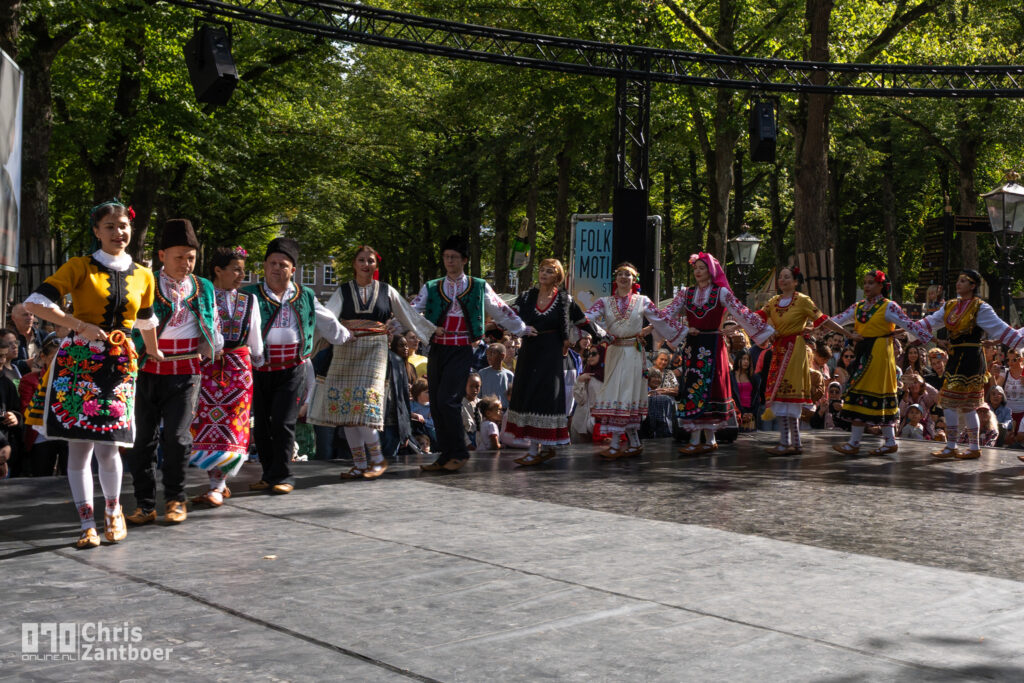 Veel bezoekers genieten van wereldculturen tijdens Embassy Festival