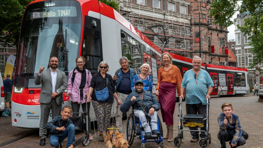 Eerste passagiers reizen mee met nieuwe TINA-tram HTM Eerste passagiers reizen mee met nieuwe TINA-tram HTM