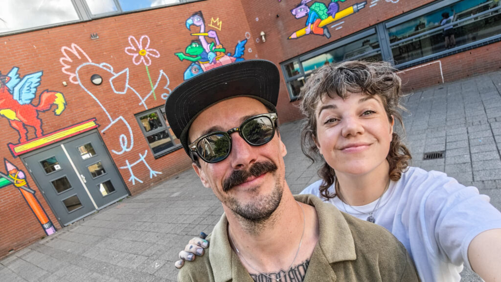 SOGOshow maakt kleurrijke muurschildering voor Haagse basisschool SOGOshow maakt kleurrijke muurschildering voor Haagse basisschool