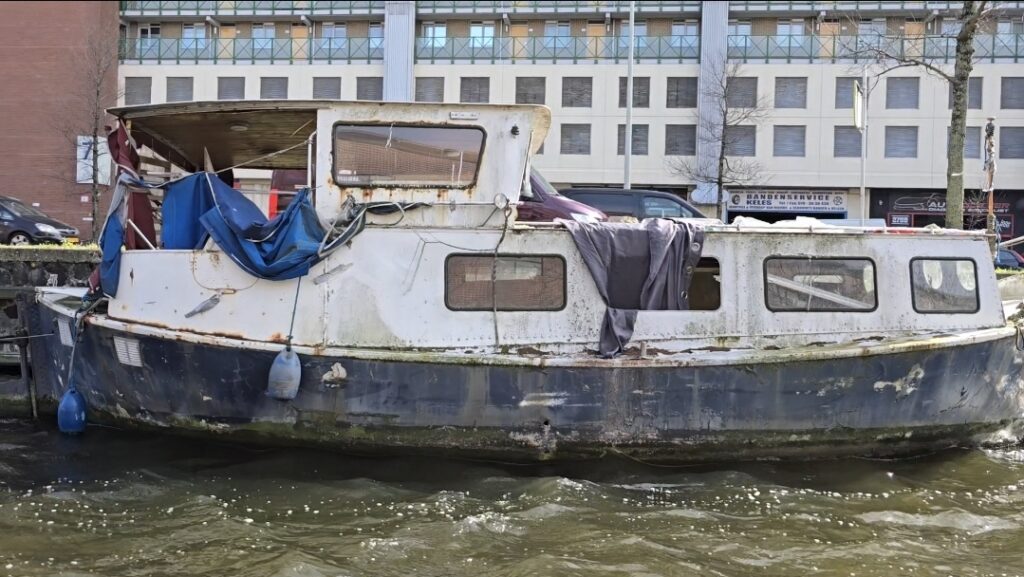 Hart voor Den Haag wil aanpak wrakboten in Haagse grachten