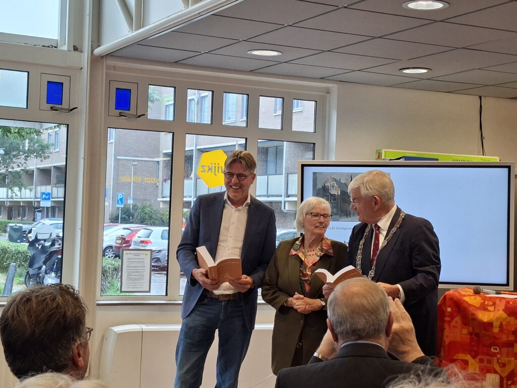Corry van Straten beschrijft de geschiedenis van het Haagse Dolhuys
