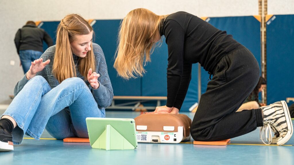 Haagse scholieren winnen Nederlandse Reanimatie Awards en AED voor de buurt