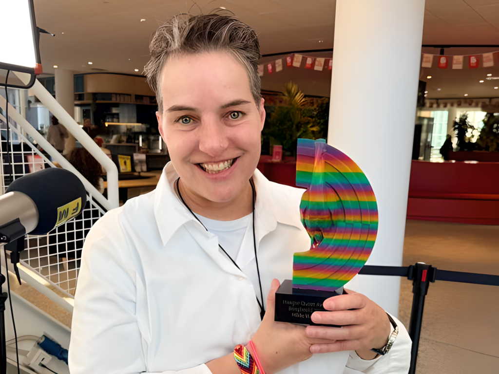 Hilde Vossen van Queer aan Zee heeft de Haagse Queer Award in de categorie Boegbeeld gewonnen