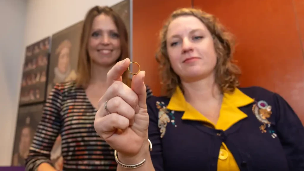 Unieke 600 jaar oude gouden middeleeuwse ring ontdekt bij Ridderzaal