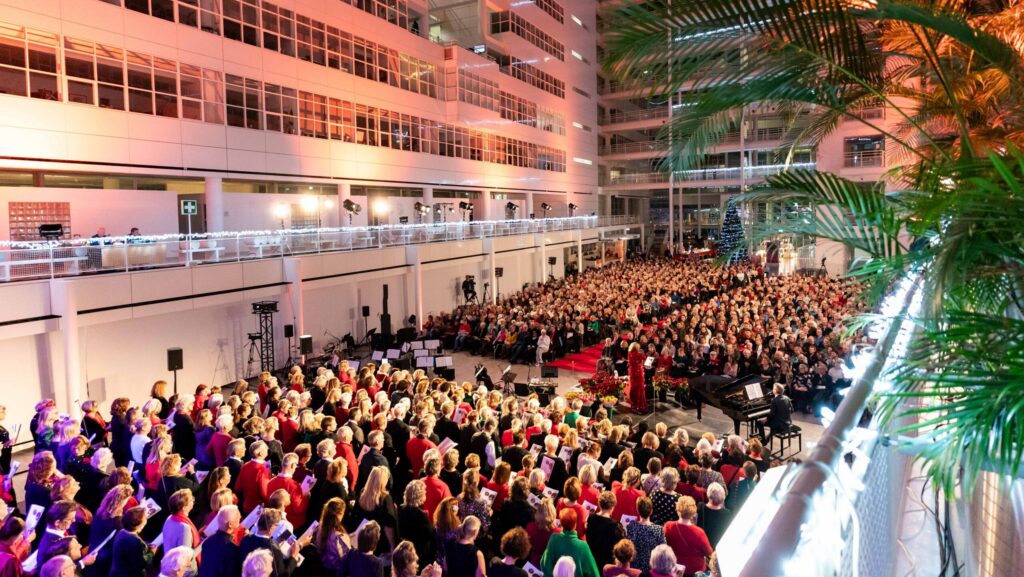Karin Bloemen en Cor Bakker bij Kerst-Sing-ALong in stadhuis Den Haag