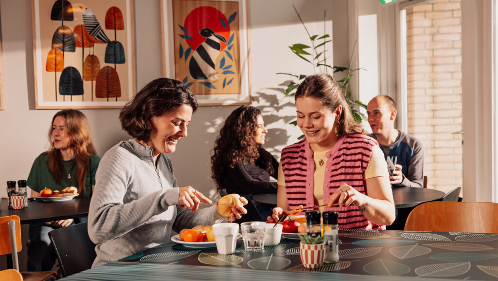 Stayokay opent deuren voor buurtbewoners tijdens gratis ontbijt Stayokay opent deuren voor buurtbewoners tijdens gratis ontbijt